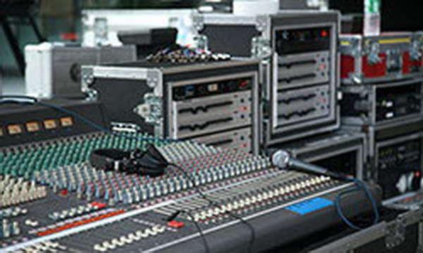 無(wú)線(xiàn)話(huà)筒的U段和V段區(qū)別6大區(qū)別，無(wú)線(xiàn)話(huà)筒的采購(gòu)技巧